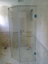 Phòng tắm kính cường lực góc cạnh khung inox trong nhà tắm ốp đá marble
