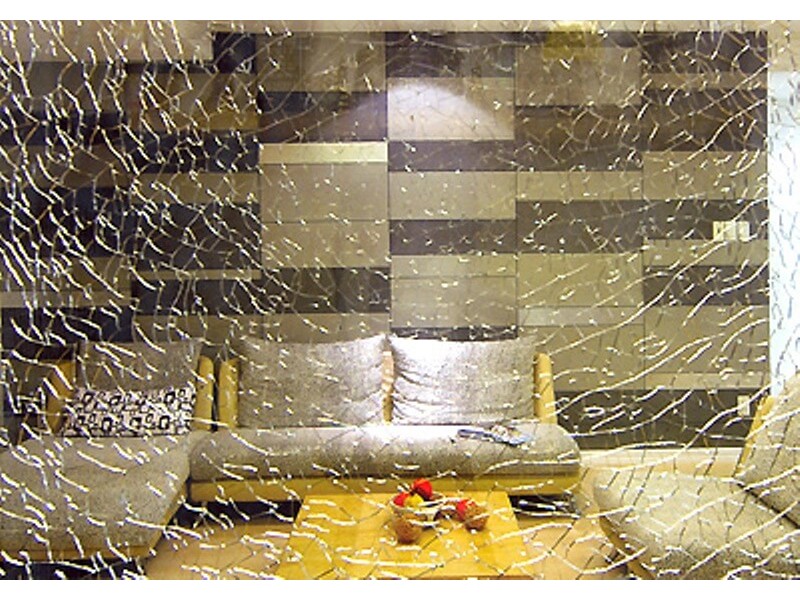 Kính cường lực hoa văn trang trí phòng khách với bộ sofa và bàn trà hiện đại