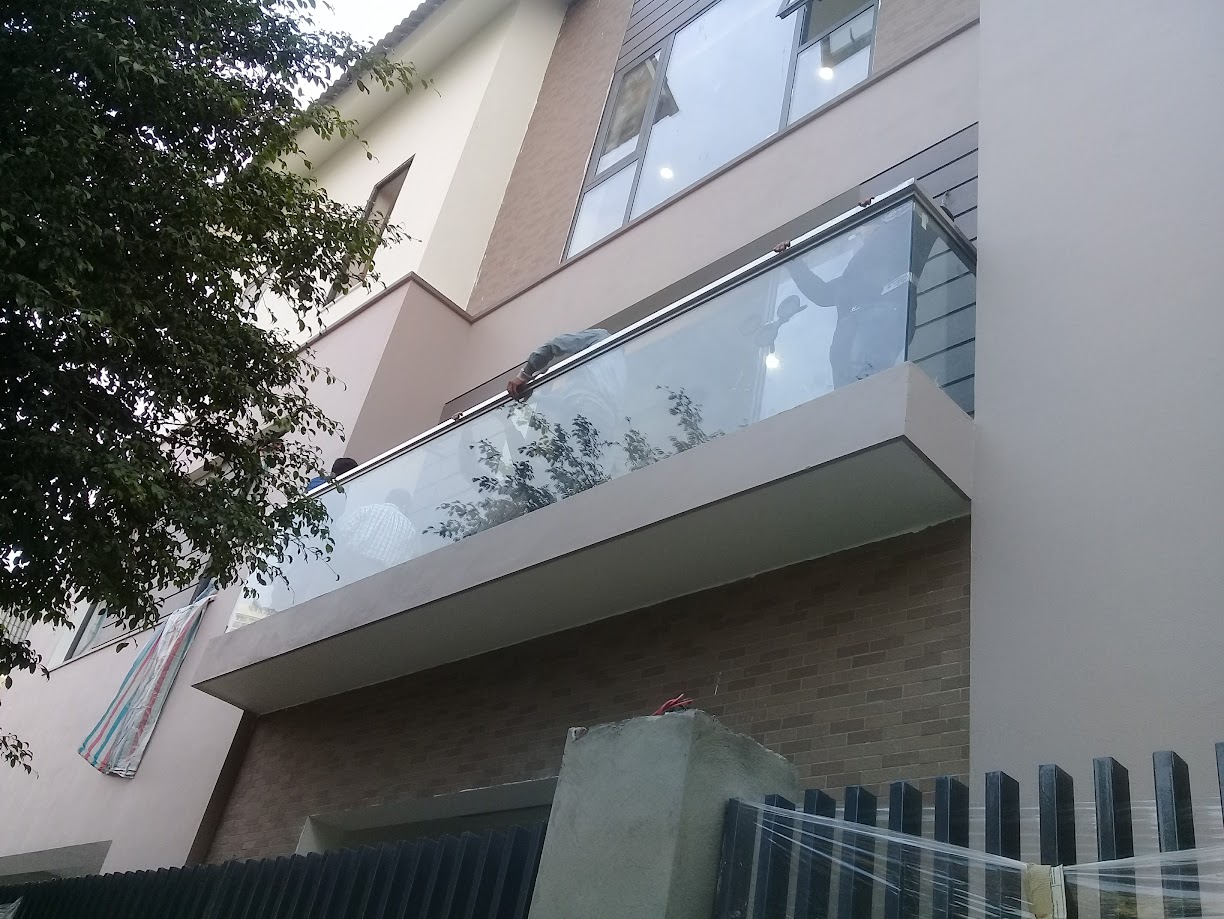 Lan can kính cường lực khung inox cho ban công nhà phố hiện đại