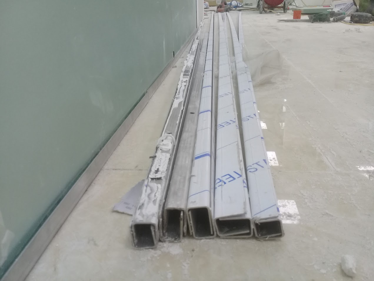 Thanh hộp inox chữ nhật xếp trên sàn công trình đang thi công
