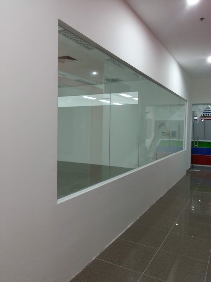 Vách kính cường lực lớn ngăn phòng trong tòa nhà văn phòng hiện đại